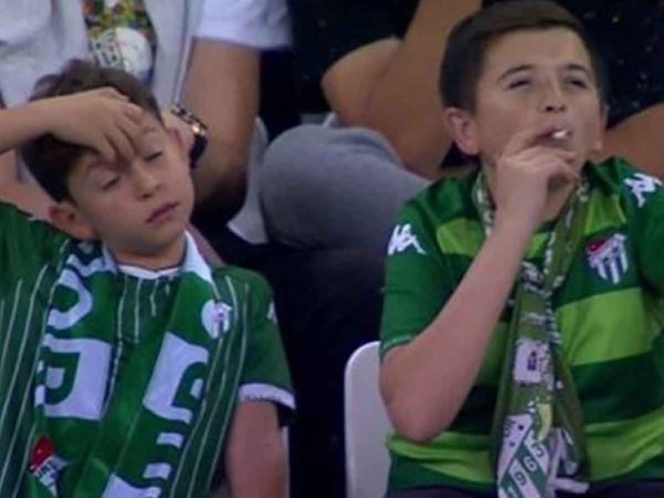 ‘Niño’ fumando en estadio no es lo que parece