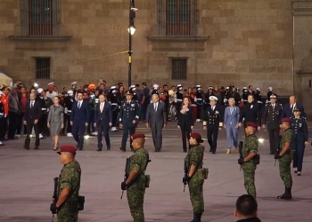 Iza López Obrador la Bandera a media asta por víctimas de sismos