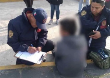 Niño que se queda dormido y sus papás lo olvidan en camión
