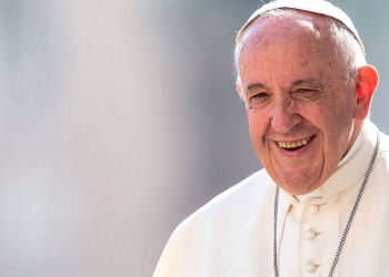 Rescatan al papa Francisco tras quedar atrapado en ascensor