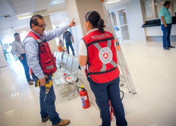 Instala Protección Civil extintores en presidencia municipal