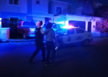 Una extraña se  mete a su casa