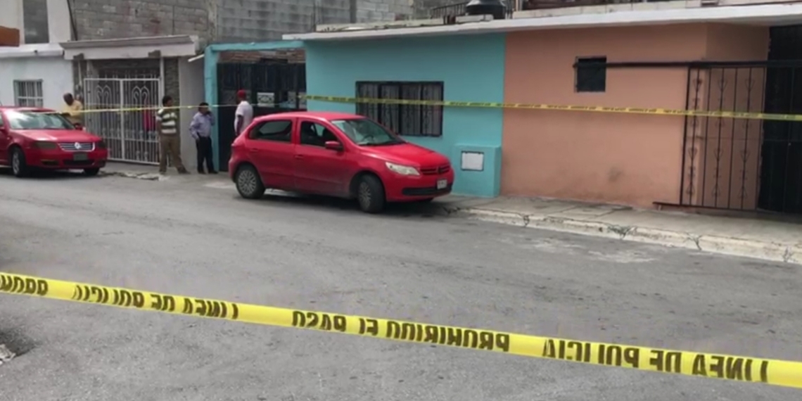 Muere dentro de un auto