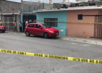 Muere dentro de un auto