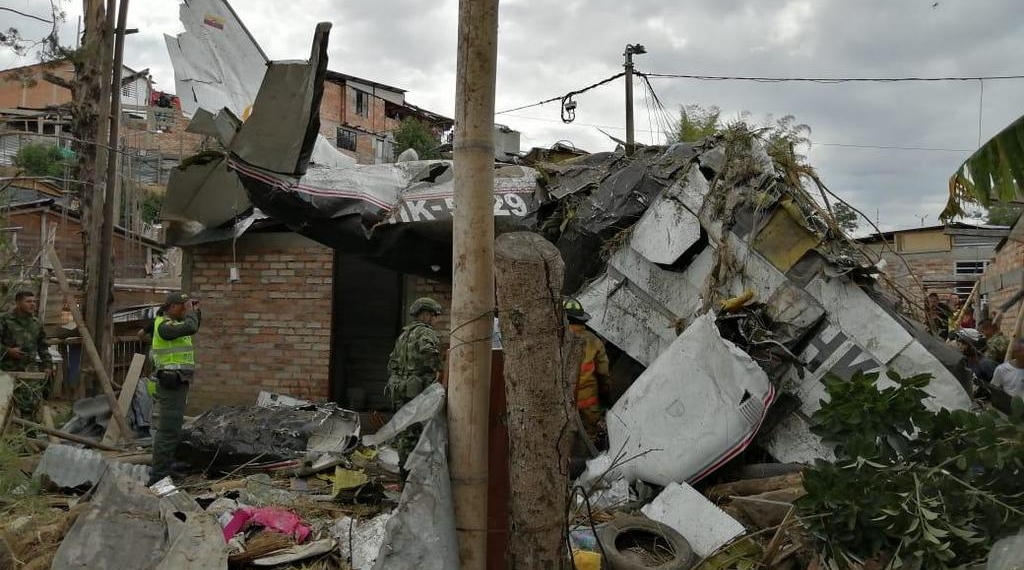 Avión se desploma sobre casas en Colombia