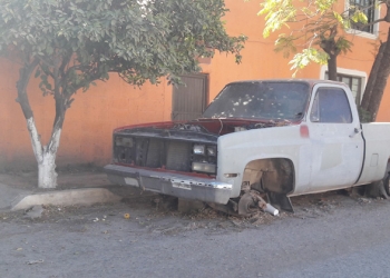 Retiran vehículos yonkeados de la vía publica