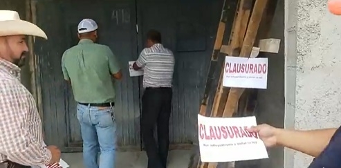 Clausuran obra de regidora que construye sobre la banqueta