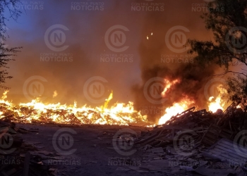 Se incendia depósito de madera y cartón en Nava