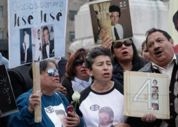 Fans cantan éxitos de José José afuera del Palacio de Bellas Artes