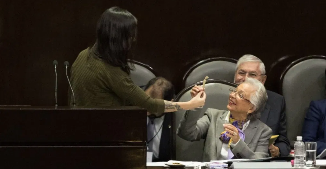 Diputada regala ‘churro de mariguana’ a Olga Sánchez Cordero