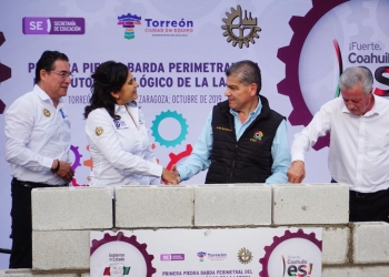 Colocan primera piedra de barda en el Tec de la laguna