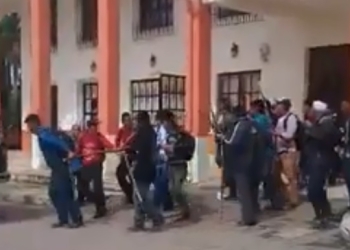 Campesinos amarran a alcalde a una camioneta y lo arrastran