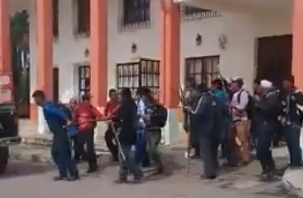 Campesinos amarran a alcalde a una camioneta y lo arrastran