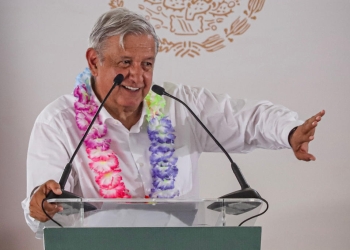 Pide AMLO a ciudadanos ayudarlo a no retrasar sus giras