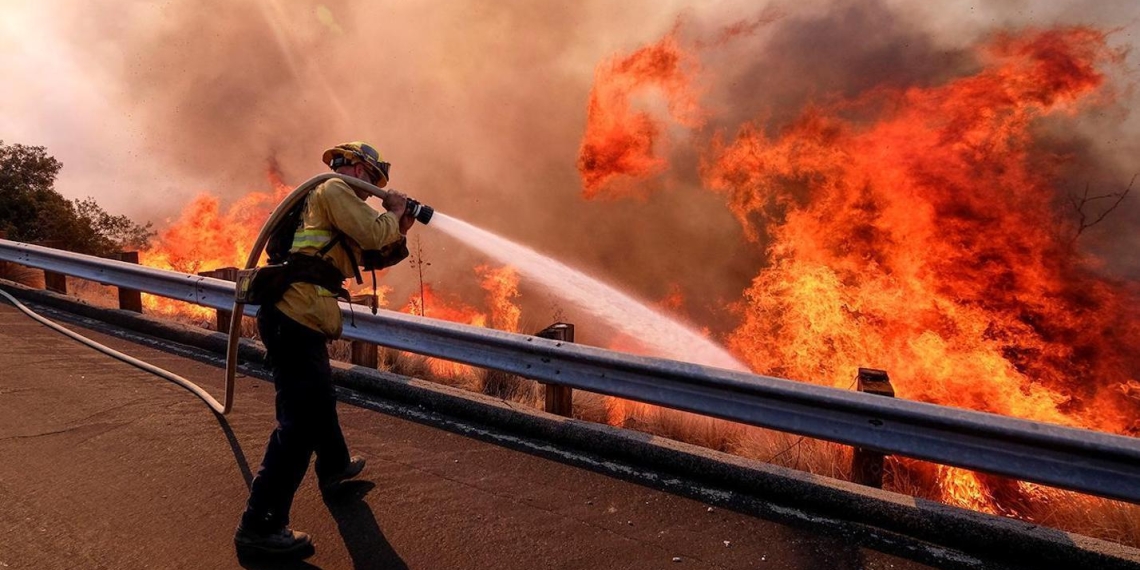 Van más de 140 casas calcinadas por incendios en Baja California