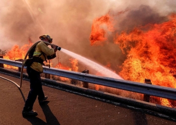 Van más de 140 casas calcinadas por incendios en Baja California