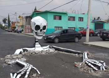 Mexicanos creativos montan calavera en baches