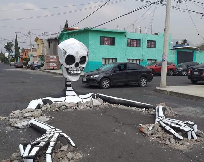 Mexicanos creativos montan calavera en baches