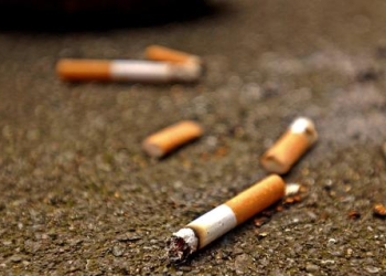 Prohibirán en Coahuila tirar colillas de cigarro en la vía pública