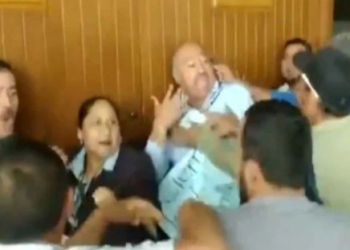 Taxistas “pirata” ingresan a Congreso y atacan a diputados