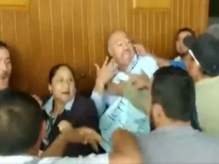 Taxistas “pirata” ingresan a Congreso y atacan a diputados
