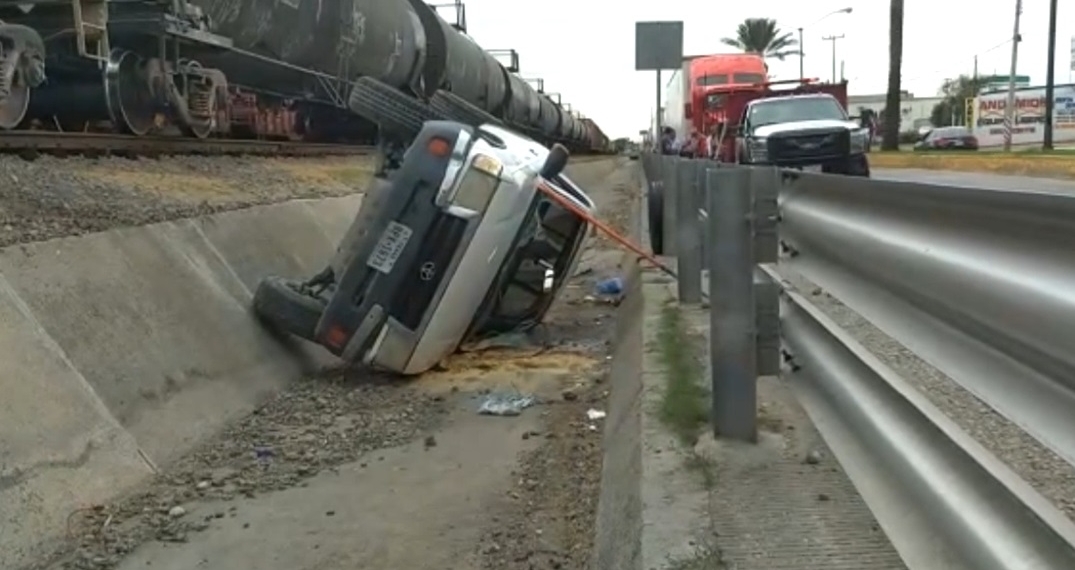 Vuelca Texano al tratar de evitar tráfico hacia el puente 2