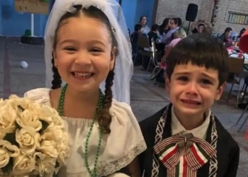 Novio no deja de llorar durante su boda en una kermés