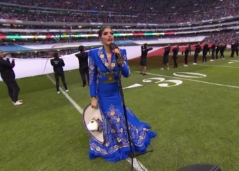 Llueven críticas a Ana Bárbara por cantar mal el Himno Nacional