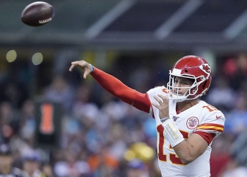 Los Chiefs vencen a los Chargers en el regreso de la NFL a México