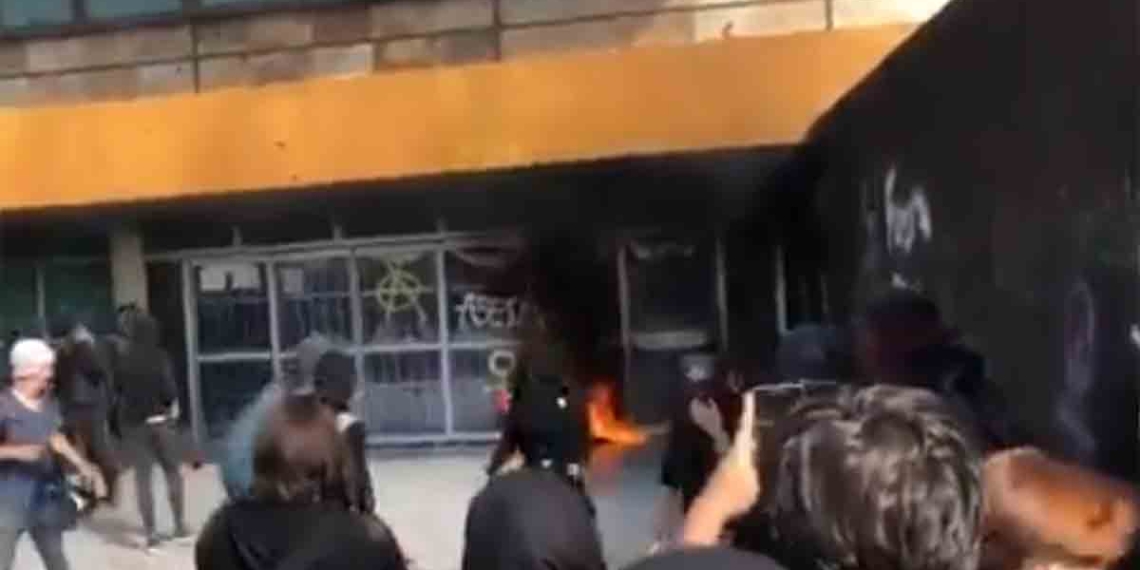 Encapuchados prenden fuego y vandalizan Rectoría en UNAM