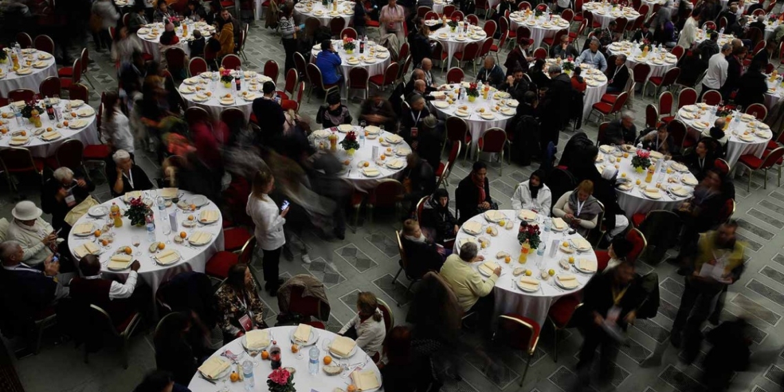 El Papa ofrece banquete a pobres e indigentes en el Vaticano