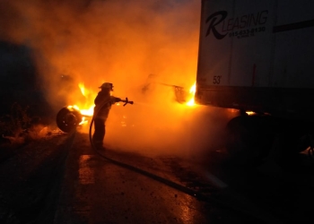 Choca y se incendia