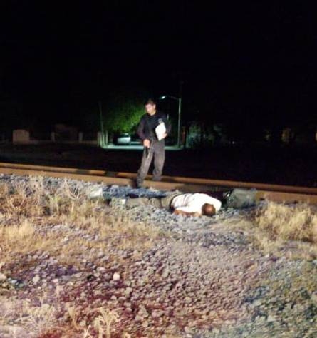 Encuentran a persona muerta a un costado de las vías del tren
