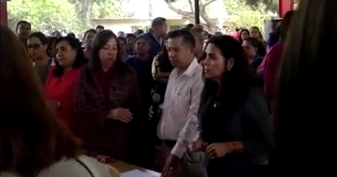 A la directora…  ¡fuera, fuera!