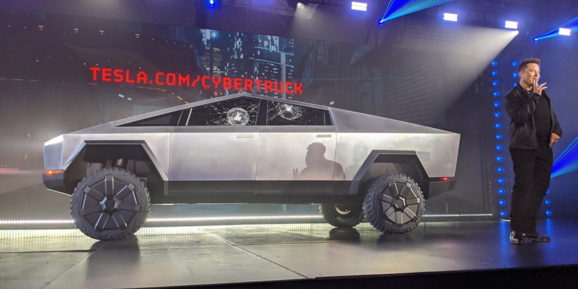 Elon Musk explica por qué se rompió el cristal ‘indestructible’ de su nueva camioneta