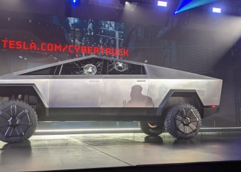 Elon Musk explica por qué se rompió el cristal ‘indestructible’ de su nueva camioneta