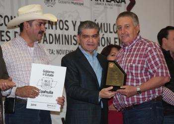 Entregan reconocimientos a trabajadores de la administración fiscal