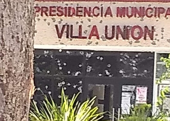 Civiles armados balean Presidencia Municipal de Villa Unión