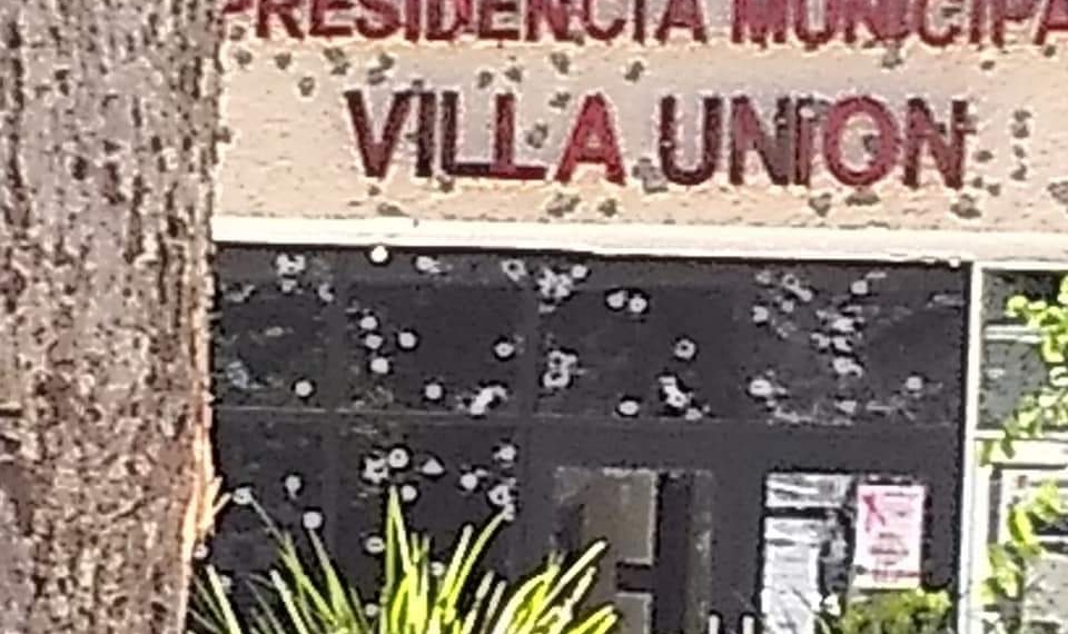 Civiles armados balean Presidencia Municipal de Villa Unión