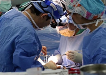 Mujer se somete a cirugía y cambia anestesia por hipnosis
