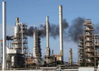 Paros en refinerías provocan caída en producción