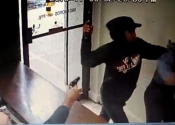 Ladrón es repelido a balazos y muere en negocio del centro de Monterrey (video)
