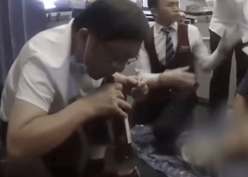 Médico le succiona un litro de orina a pasajero para salvar su vida en pleno vuelo (Video)