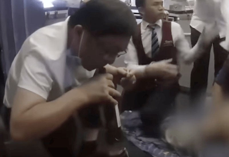 Médico le succiona un litro de orina a pasajero para salvar su vida en pleno vuelo (Video)