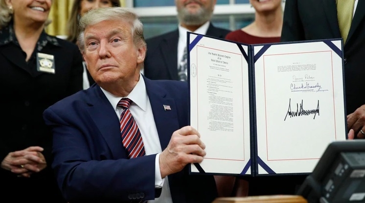 Donald Trump firmó un proyecto de ley que convierte la tortura animal en un delito federal