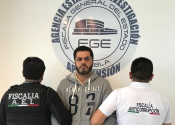 Detienen a Alcalde de Puebla en aeropuerto cuando iba a su boda