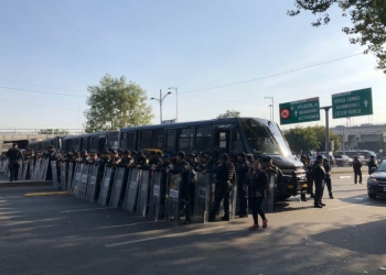 Policías encapsulan a campesinos en San Lázaro