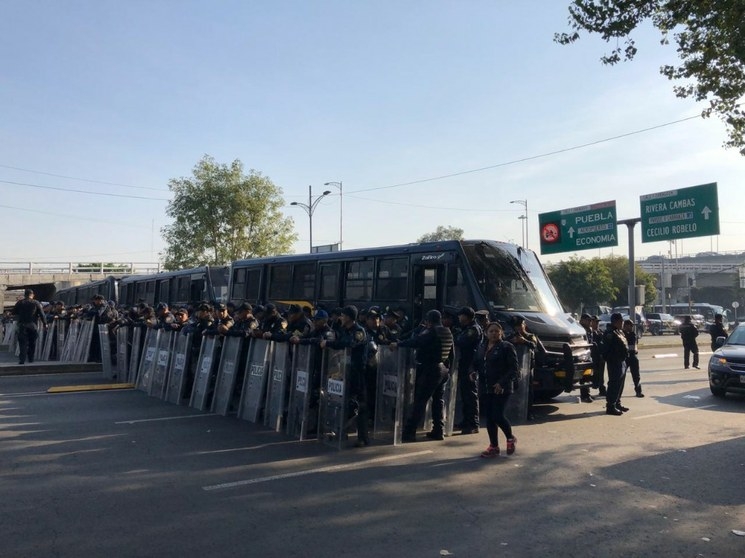 Policías encapsulan a campesinos en San Lázaro