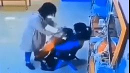 Padre sorprende a la maestra de su hijo golpeándolo y le da una paliza (Video)