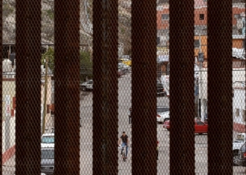 Con herramienta eléctrica atraviesan muro de Trump